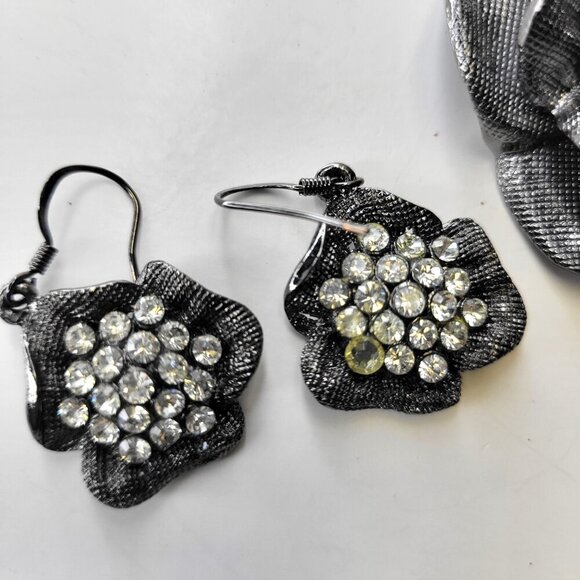 Silver Tone Rhinestone Flower Choker Necklace And Flower Hook Earrings - Picture 2 of 9